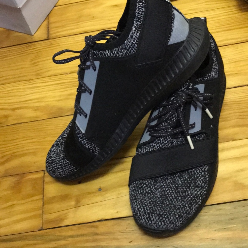 UNDER ARMOUR WORKOUT SHOES